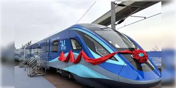 Read more about - Hydrogen Train | প্রকাশ্য এলো 'হাইড্রোজেন ট্রেন'-এর ফার্স্ট লুক! ‘বন্দে ভারত’কে ছাপিয়ে যাবে পরিবেশ বান্ধব যান!