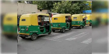 Read more about - অটো চলাচল বন্ধ রাখা হয়েছে উল্টোডাঙা-লেকটাউন রুটে, চরম দুর্ভোগে পড়তে হচ্ছে নিত্যযাত্রীদের