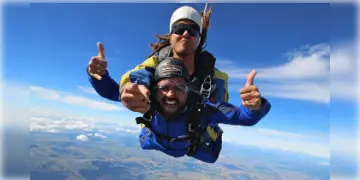 Read more about - Skydiving in India | আকাশের মাঝে পাখির মতো ওড়ার রোমাঞ্চ! ভারতের কোথায় রয়েছে স্কাইডাইভিং অ্যাডভেঞ্চারের স্বাদ উপভোগ করার সুযোগ?