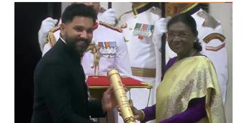 Read more about - Rohit Sharma | ‘পদ্মশ্রী’পেলেন রোহিত শর্মা! প্রবেশ করলেন কিংবদন্তি ভারতীয় ক্রিকেটারের তালিকায়!