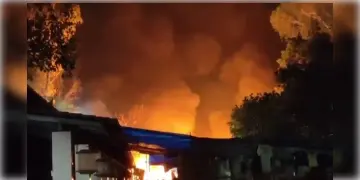 Read more about - Delhi Fire | রাজধানীতে ভয়াবহ অগ্নিকান্ড, ‘দিল্লি হাটে’ পুড়ে ছাই ২৫-৩০টি দোকান!