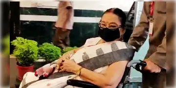 Read more about - হাসপাতাল থেকে ছুটি পেলেন অভিনেত্রী মাধবী মুখোপাধ্যায়, পরামর্শ দেওয়া হয় গলব্লাডার স্টোনের অস্ত্রোপচারের