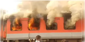Read more about - Train Fire | বিহারগামী ট্রেনে আগুন, পুড়ে ছাই গরিব রথ এক্সপ্রেসের গোটা কামরা! আতঙ্ক স্টেশনে