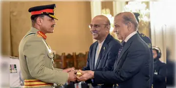 Read more about - Asim Munir | এবার পাক প্রেসিডেন্টের পদ পাবেন সেনাপ্রধান আসিম মুনির? প্রধানমন্ত্রী শরিফের সঙ্গে সাক্ষাৎ নিয়ে বাড়ছে জল্পনা!