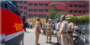 Read more about - Delhi Bomb Threat | রাজধানী দিল্লির একাধিক স্কুলে বোমাতঙ্ক, তড়িঘড়ি পড়ুয়াদের বাড়ি পাঠালো কতৃপক্ষ, চলছে তল্লাশি অভিযান