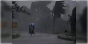 Read more about - প্রবল বৃষ্টির জেরে কমলা সতর্কতা জারি করা হয়েছে বাংলায়, নদীর জলস্তর ও বাড়বে