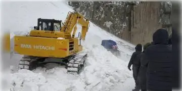 Read more about - তুষার ধসে জোজিলা পাসে আটক ৫ যাত্রী,  উদ্ধার করে বর্ডার রোড অর্গানাইজেশনের সদস্যরা।