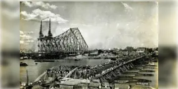 Read more about - Howrah Bridge History | ৮১ বছর পেরিয়েছে 'গ্রান্ড ওল্ড লেডি অফ কলকাতা গেটওয়ে'! জানেন তিন দশকের পরিকল্পনা শেষে কীভাবে তৈরী হলো হাওড়া সেতু?