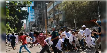 Read more about - Bangladesh | রণক্ষেত্র চট্টগ্রাম! ইসকন কান্ড নিয়ে প্রতিবাদে পথে নামলো হিন্দু সম্প্রদায়, বিক্ষোভ দমনে পথে সেনাবাহিনী ও পুলিশ প্রশাসনও