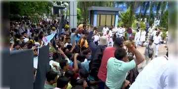 Read more about - Bikash Bhavan | গেট ভেঙে বিকাশভবনের ভিতরে ঢুকলেন চাকরিহারা আন্দোলনকারীরা! ফের উত্তপ্ত করুণাময়ী!