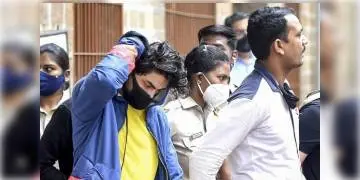 Read more about - পার্টিতে তেরোশো লোক উপস্থিত থাকা সত্ত্বেও কেন গ্রেফতার কেবল ১৭ জন?আদালতে প্রশ্ন আরিয়ানের