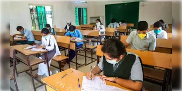 Read more about - Madhyamik Exam | ঝড়-বৃষ্টির জেরে লোডশেডিং মাধ্যমিক কেন্দ্রে! বাড়তি সময় দিলো পর্ষদ!