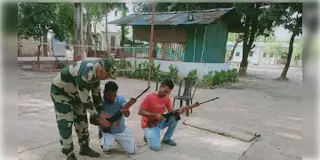 Read more about - BSF | জম্মু কাশ্মীর সীমান্তে গ্রামবাসীদের অস্ত্র প্রশিক্ষণ দিচ্ছে BSF!