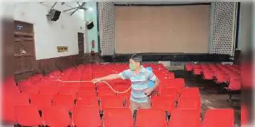 Read more about - সিনেমা ইন্ডাস্ট্রির পুনরুদ্ধারের জন্য সাহায্যের আশ্বাস দিয়েছেন কেন্দ্রীয় মন্ত্রী