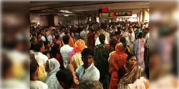 Read more about - শিয়ালদহে আগামী ১২ ঘণ্টা বিদ্যুৎ বিচ্ছিন্ন থাকবে, মেইন লাইনে বাতিল ৪২টি লোকাল ট্রেন