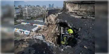 Read more about - Russia Attack on Ukraine | সৌদিতে শান্তিরক্ষার বৈঠকের আগেই ইউক্রেনে ড্রোন হামলা রাশিয়ার! আদৌ হবে শান্তিচুক্তি?