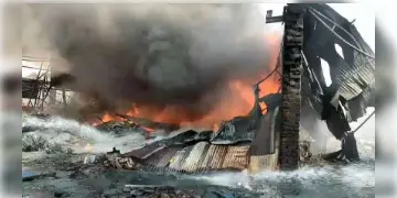 Read more about - Howrah Factory Fire | আলমপুরের কারখানায় বিধ্বংসী অগ্নিকান্ড! আগুনে পুড়ে মৃত্যু শ্রমিকের! ঘটনাস্থলে দমকলের ৬টি ইঞ্জিন!