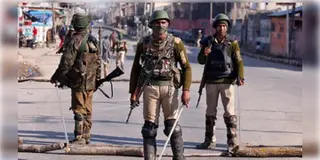 Read more about - Jammu Kashmir | সেনার পোশাকে ঘুরছে জঙ্গি! ফের জম্মু-কাশ্মীরে জঙ্গি হামলার ছক? জারি হাই অ্যালার্ট!