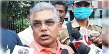 Read more about - TMC নেতার বাড়িতে ইভিএম ও ভিভিপ্যাট! 'অভ্যাস পাল্টাতে সময় লাগবে', বললেন দিলীপ ঘোষ