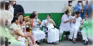 Read more about - ২১শে জুলাই সভা শুরুর আগেই তার প্রস্তুতি খতিয়ে দেখতে সেখানে হাজির হলেন মুখ্যমন্ত্রী মমতা