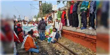 Read more about - Singur । বছরের প্রথমদিনেই ভোগান্তি যাত্রীদের, রেল অবরোধের জেরে মাঝপথ থেকেই হাওড়া ফিরল তারকেশ্বরগামী লোকাল
