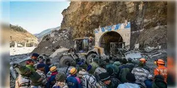 Read more about - কাদামাটিতে বন্ধ টানেলের মুখ, ভিতরে আটকে ৩৯, উদ্ধারে প্রাণপাত করছে সেনা