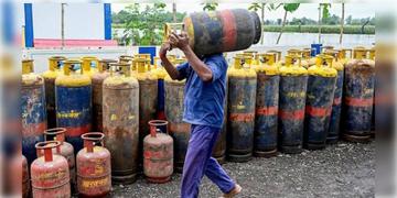 Read more about - LPG Gas Cylinder | জুলাইয়ে স্বস্তি সাধারণ মানুষের, কমলো ৫ কেজি গ্যাস সিলিন্ডারের দামও