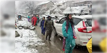 Read more about - Manali Snowfall । তুষারপাতের জেরে ১২ ঘন্টারও বেশি সময় ধরে মানালিতে আটকে বহু পর্যটক