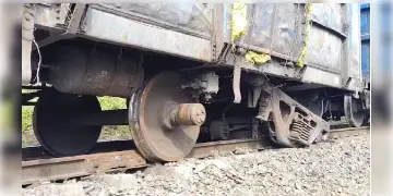 Read more about - Goods train derailed | চাকা ভেঙে লাইনচ্যুত কয়লাবোঝাই মালগাড়ি, তারাপীঠে স্তব্ধ যানচলাচল