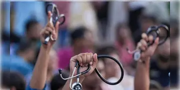 Read more about - R G Kar | স্বাস্থ্য ভবনের সামনে হঠাৎই অসুস্থ্য পুলিশ, চিকিৎসা করে সুস্থ্য করে তুললেন আন্দোলনরত জুনিয়র ডাক্তাররা