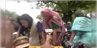 Read more about - Delhi | SIR-র প্রতিবাদে ধুন্ধুমার দিল্লি! ব্যারিকেড টপকালেন মহুয়া, রাস্তাতেই বসে গেলেন প্রিয়ঙ্কা-ডিম্পলরা!