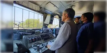 Read more about - Indian Railways | রেলপথে বন্ধ হবে দুর্ঘটনা, সফলভাবে পরীক্ষা হলো রেলের দুর্ঘটনারোধী ‘কবচ’ ৪.০ এর