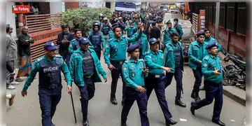Read more about - Devil Hunt Bangladesh | বেছে বেছে আওয়ামি লিগের নেতা-কর্মীদের গ্রেফতার?  ‘ডেভিল হান্ট’ অভিযানে গ্রেফতার বেড়ে ১ হাজার ৩০০!