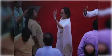 Read more about - Mamata Banerjee | বিধানসভায় তুমুল অশান্তি, ওয়েলে নেমে নিজের দলের বিধায়কদের শান্ত করলেন মুখ্যমন্ত্রী মমতা