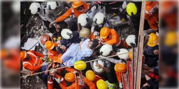 Read more about - Mumbai | মুম্বই উপকূলে লঞ্চ দুর্ঘটনায় মৃত্যুর সংখ্যা বেড়ে ১৩! উদ্ধারকাজে মোতায়েন নৌবাহিনী-জাহাজ-হেলিকপ্টার