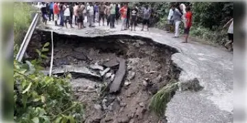 Read more about - Sikkim Landslide । উত্তর সিকিমে ধস ! পাহাড়ের ওপর থেকে গড়িয়ে পড়লো পাথর, আতঙ্কে পর্যটকেরা