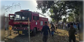 Read more about - Jasidih Fire | ইন্ডিয়ান অয়েল কর্পোরেশন লিমিটেড সংলগ্ন এলাকায় বিধ্বংসী আগুন! খালি করে দেওয়া হল গ্রাম!