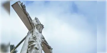 Read more about - Good Friday | ক্রিস্টানদের শোকের দিন, শুদ্ধির দিন 'গুড ফ্রাইডে'! জানুন খ্রিস্টধর্মের জন্মলগ্নের সঙ্গে জড়িয়ে থাকা এই দিনের ইতিহাস!