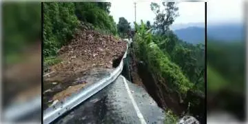 Read more about - টানা বৃষ্টির ফলে কার্শিয়ঙে ধস, সড়ক পথে যোগাযোগ বিচ্ছিন্ন দার্জিলিং-শিলিগুড়ির