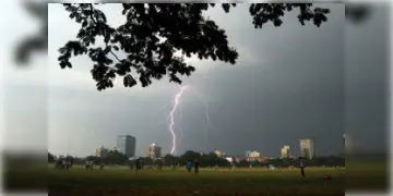 Read more about - West Bengal Weather | পশ্চিমী ঝঞ্ঝা ও ঘূর্ণাবর্তের কারণে রাজ্যে আবহাওয়ার মহা সতর্কবাণী! বজ্রবিদ্যুত-সহ বৃষ্টির সম্ভাবনা থাকলেও বাড়বে তাপমাত্রা!