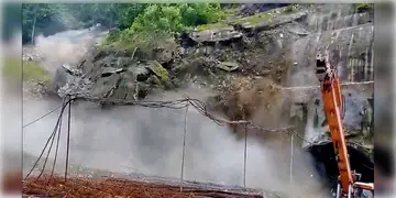 Read more about - Sivok Rangpo Tunnel | ভারী বৃষ্টিপাতে ধসে পড়লো সেবক-রংপো রেল প্রকল্পের সুড়ঙ্গের দেওয়াল!