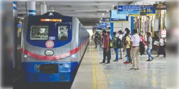Read more about - Kolkata Metro | ৩০ মিনিট খোলা মেট্রোর দরজা, ব্যাহত যান চলাচল, শোভাবাজারে ভোগান্তিতে যাত্রীরা