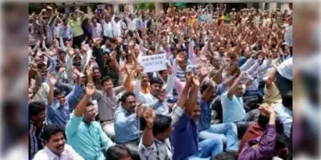 Read more about - SSC Protest | আগামী সোমবার পর্যন্ত ডেডলাইন দিয়ে আরও বৃহত্তর আন্দোলনের হুঁশিয়ারি দিলেন চাকরিহারা শিক্ষক-শিক্ষিকারা!