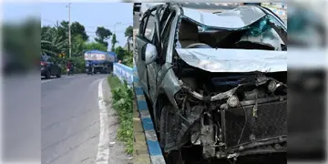 Read more about - Kolkata Road Accident । শহরে ফের দুর্ঘটনার কবলে পুলকার, ট্রলারের সাথে সংঘর্ষে জখম চালক ও  স্কুল পড়ুয়া