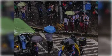 Read more about - Weather Update | সাতসকালে ছিটেফোঁটা বৃষ্টির আশঙ্কা মহানগরীতে, একনজরে কলকাতার আজকের আবহাওয়া