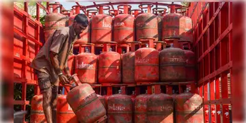 Read more about - LPG Cylinder | সস্তা হচ্ছে গ্যাস সিলিন্ডার, আজ থেকেই কার্যকর নতুন দাম, কত কমলো?