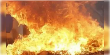 Read more about - Fire Accident | সাতসকালেই পুড়ে ছাই সন্তোষপুর স্টেশন লাগোয়া ঝুপড়ি, ব্যাহত শিয়ালদহ-বজবজ ট্রেন চলাচল