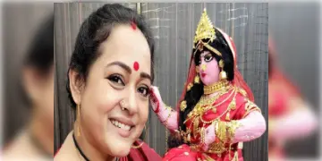 Read more about - লাল বেনারসি, সোনার গয়নায় নিজের বাড়ির লক্ষ্মী প্রতিমাকে সাজালেন অভিনেত্রী অপরাজিতা আঠ্য