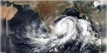 Read more about - Cyclone Fengal | নভেম্বরেই ধেয়ে আসছে ঘূর্ণিঝড় 'ফেনজাল'! কোথায় ল্যান্ডফল করবে এই সাইক্লোন?