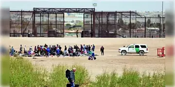 Read more about - US | গত এক বছরে আমেরিকায় অবৈধভাবে অনুপ্রবেশের অভিযোগে গ্রেফতার হয়েছেন প্রায় ১ লক্ষ ভারতীয়